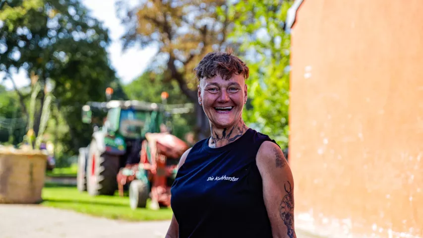 Erntedankfest Kuhhorst 2025 - Mitarbeiterin lacht