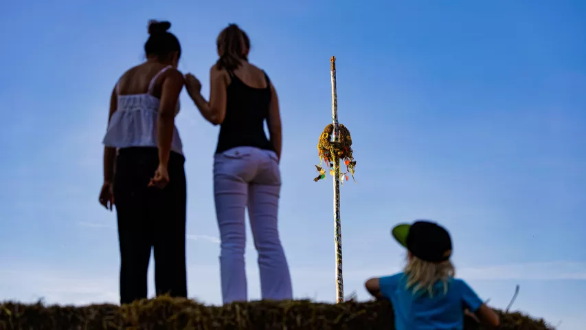 Erntedankfest Kuhhorst 2025 - Kinder von hinten auf Strohhüpfburg mit Blick auf Erntekrone