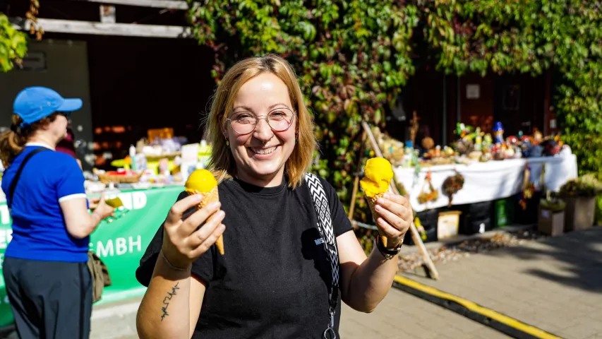 Erntedankfest Kuhhorst 2025 - Mitarbeiterin mit zwei Eis-Hörnchen