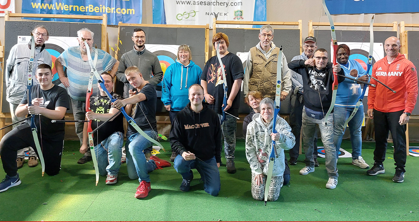 Die Mitarbeiterinnen und Mitarbeiter unserer Tischlerei beim Bogenschießen
