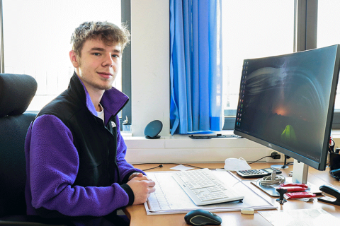 Maximilian an seinem PC-Arbeitsplatz bei Mosaik