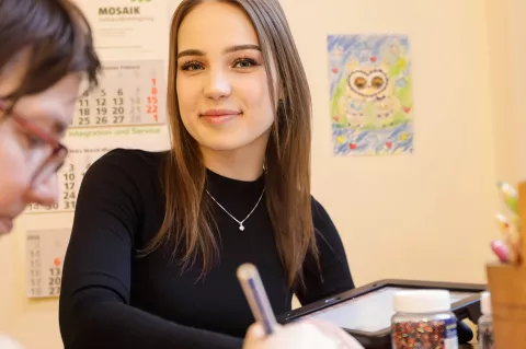 Lara absolviert im Beschäftigungs- und Förderbereich von Mosaik ihre Ausbildung zur Heilerziehungspflegerin