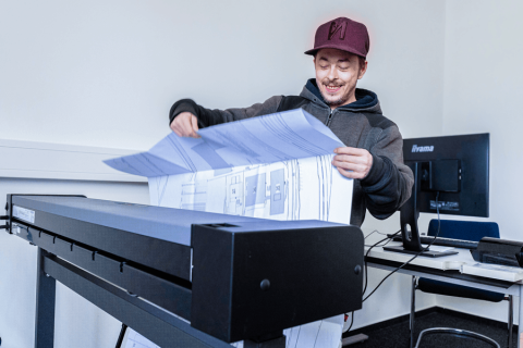 Berufsfeld Digitalisierung - Mitarbeiter am Großformatscanner