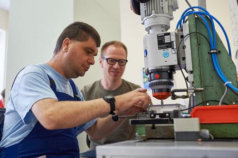 Zwei Mitarbeiter der Betriebsstätte Reinickendorf an der Bohrmaschine