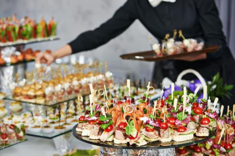 Kellner baut beim Catering das Buffet auf