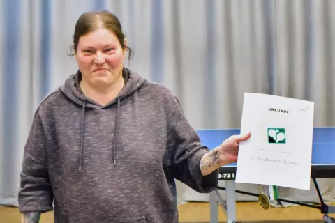 Mosaik-Frauenbeauftragte Diana Trostmann gewinnt das diesjährige Tischtennisturnier in der Werkstatt Mitte - hier mit Urkunde