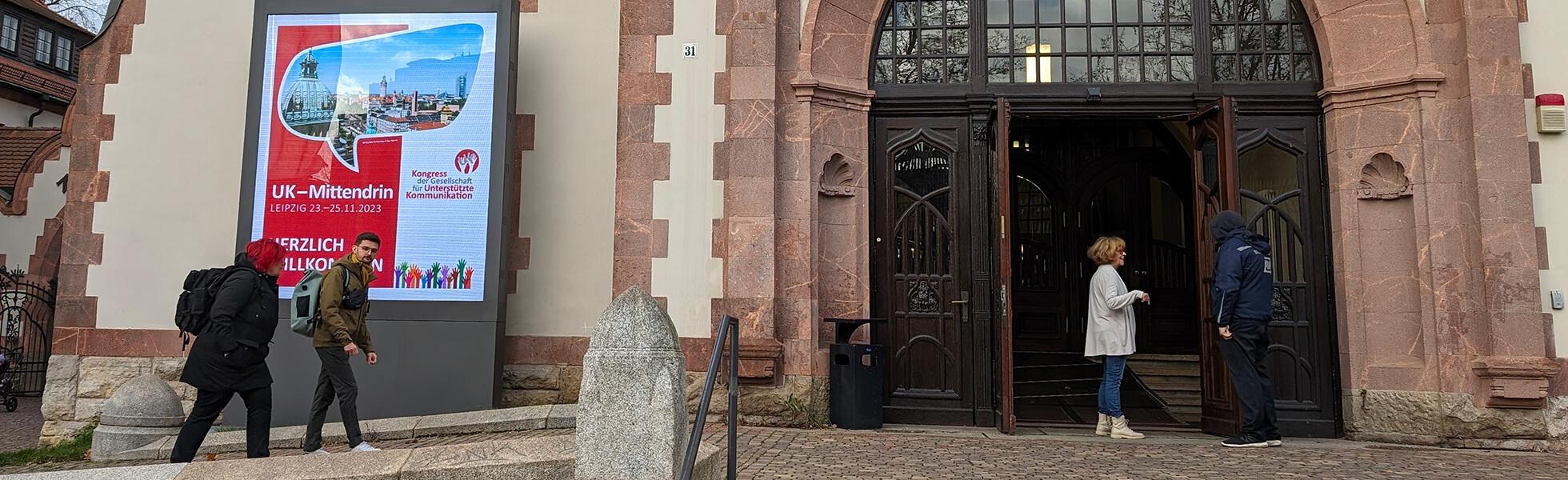 Eingangtor der Messehalle