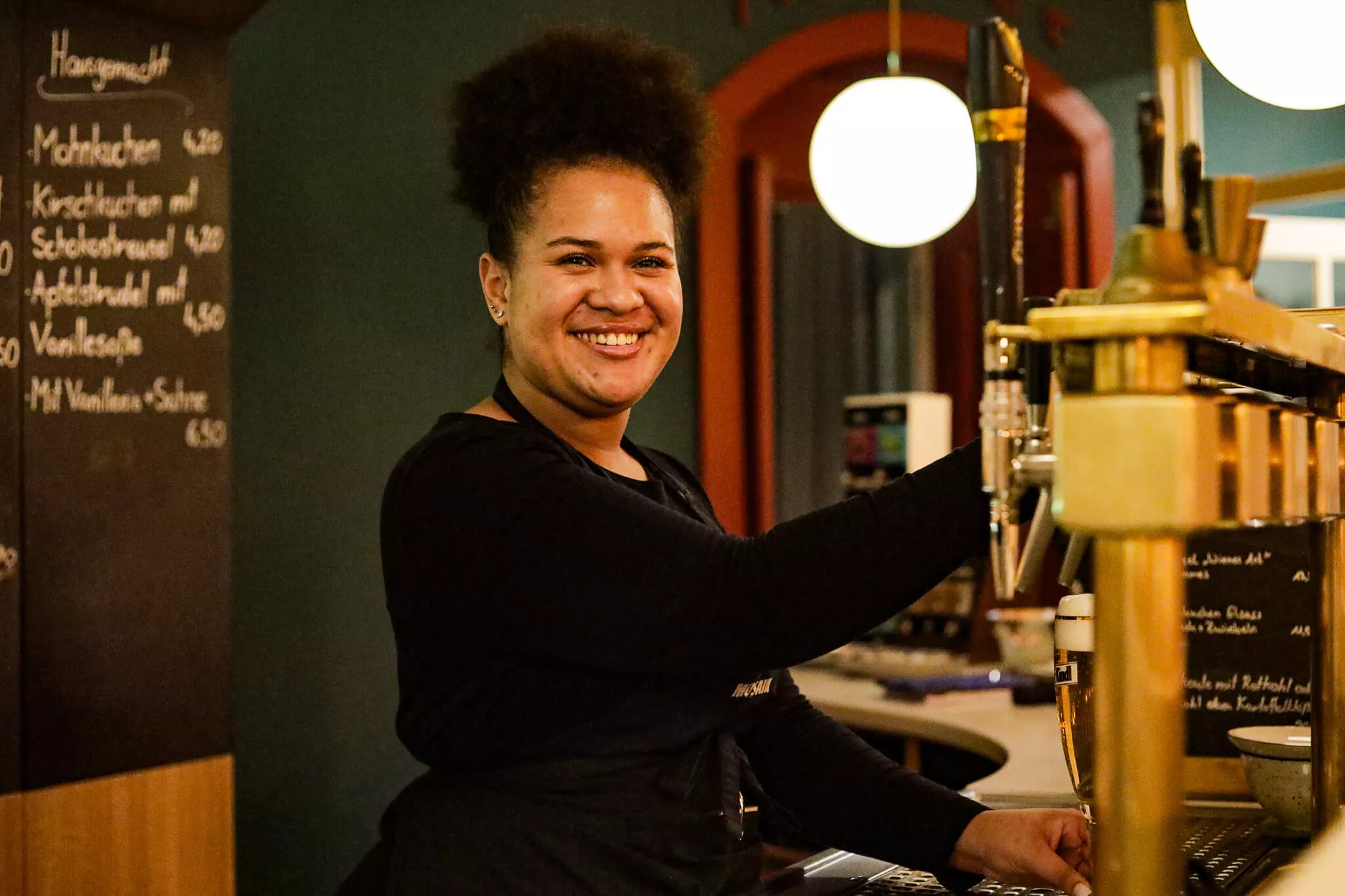 Joelma - Auszubildende bei Mosaik-Services - hinter dem Tresen vom Charlottchen