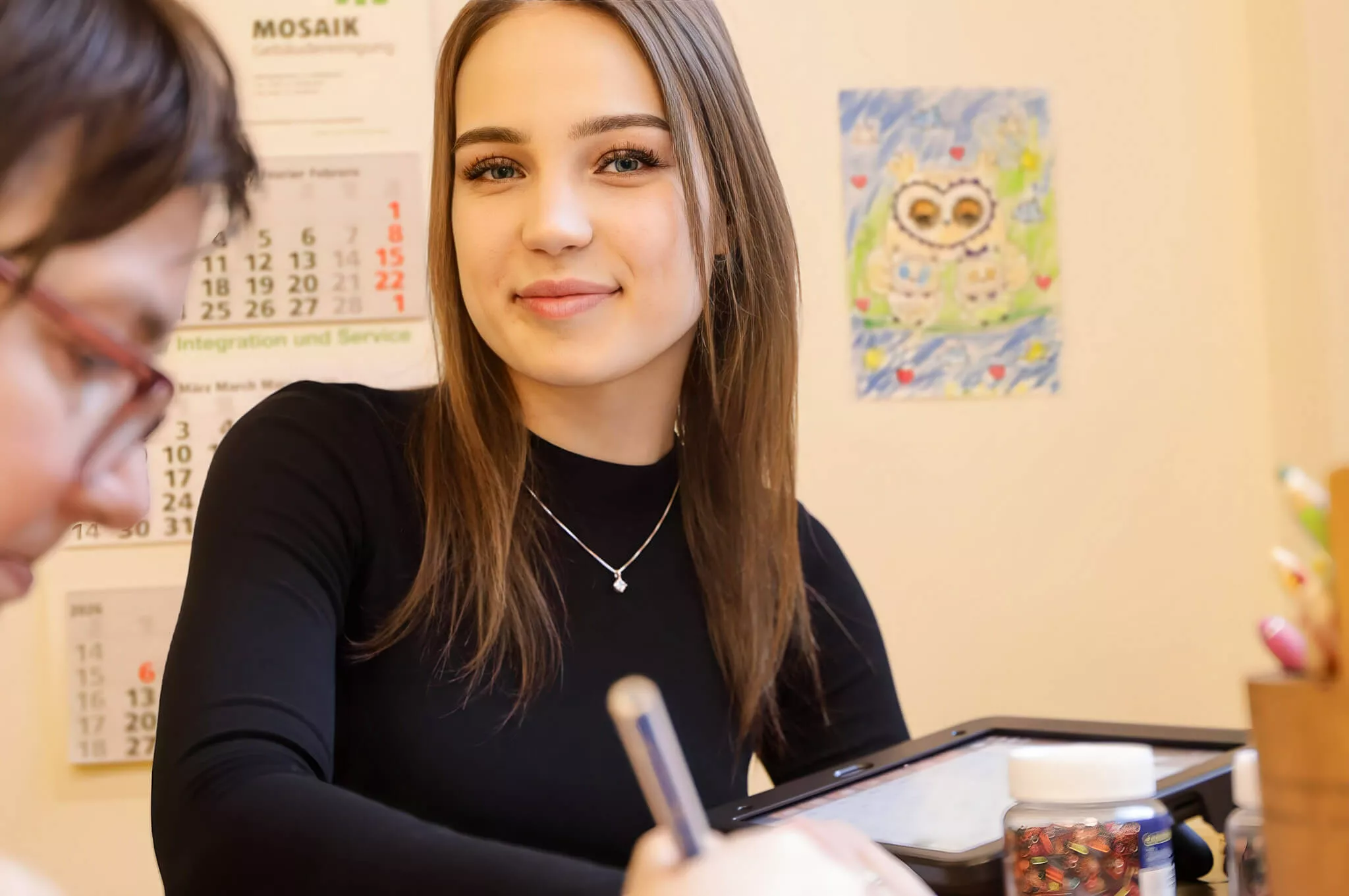 Lara absolviert im Beschäftigungs- und Förderbereich von Mosaik ihre Ausbildung zur Heilerziehungspflegerin