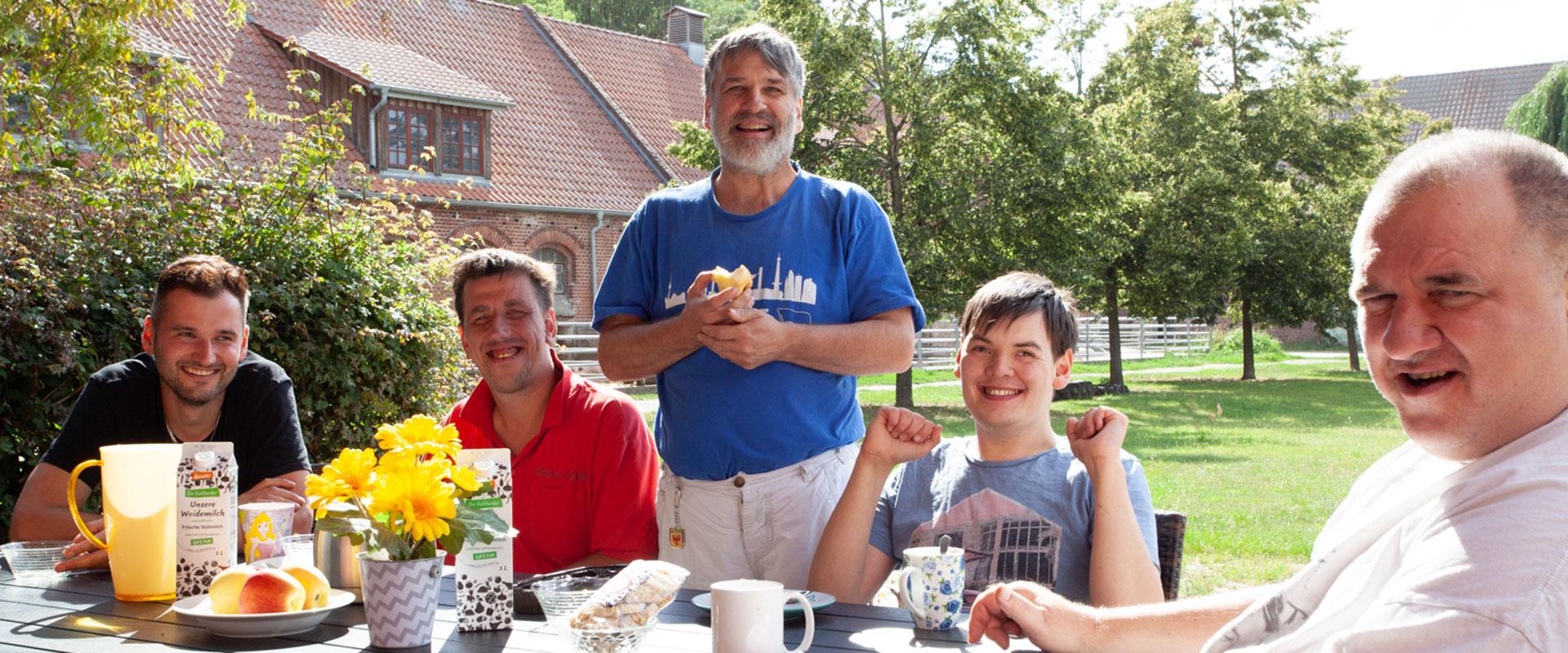 Gemeinsames Kaffeetrinken der Bewohner auf der Terrasse