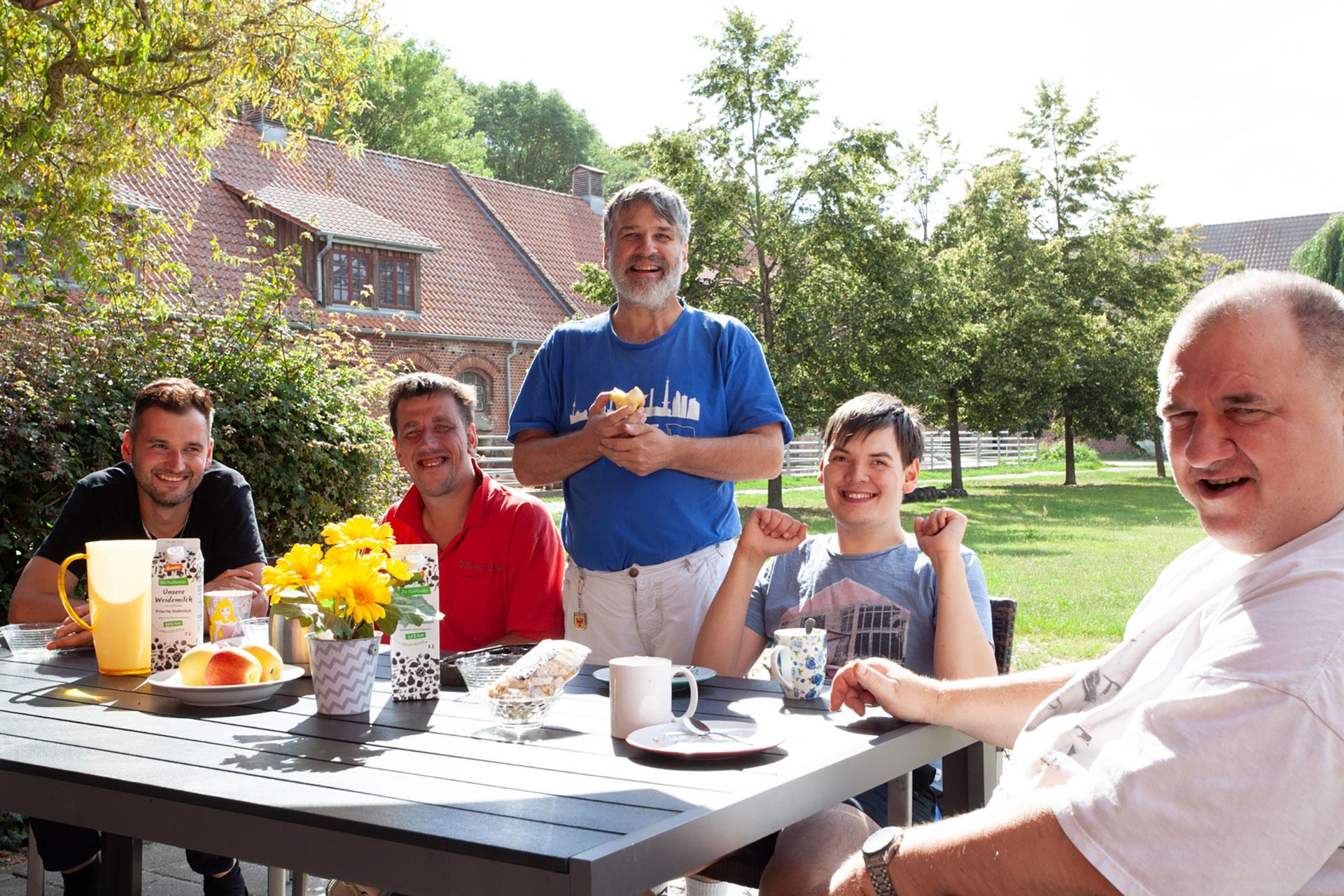 Die Bewohner des Gemeinschaftswohnens Kuhhorst beim nachmittäglichen Kaffeetrinken auf der Terrasse