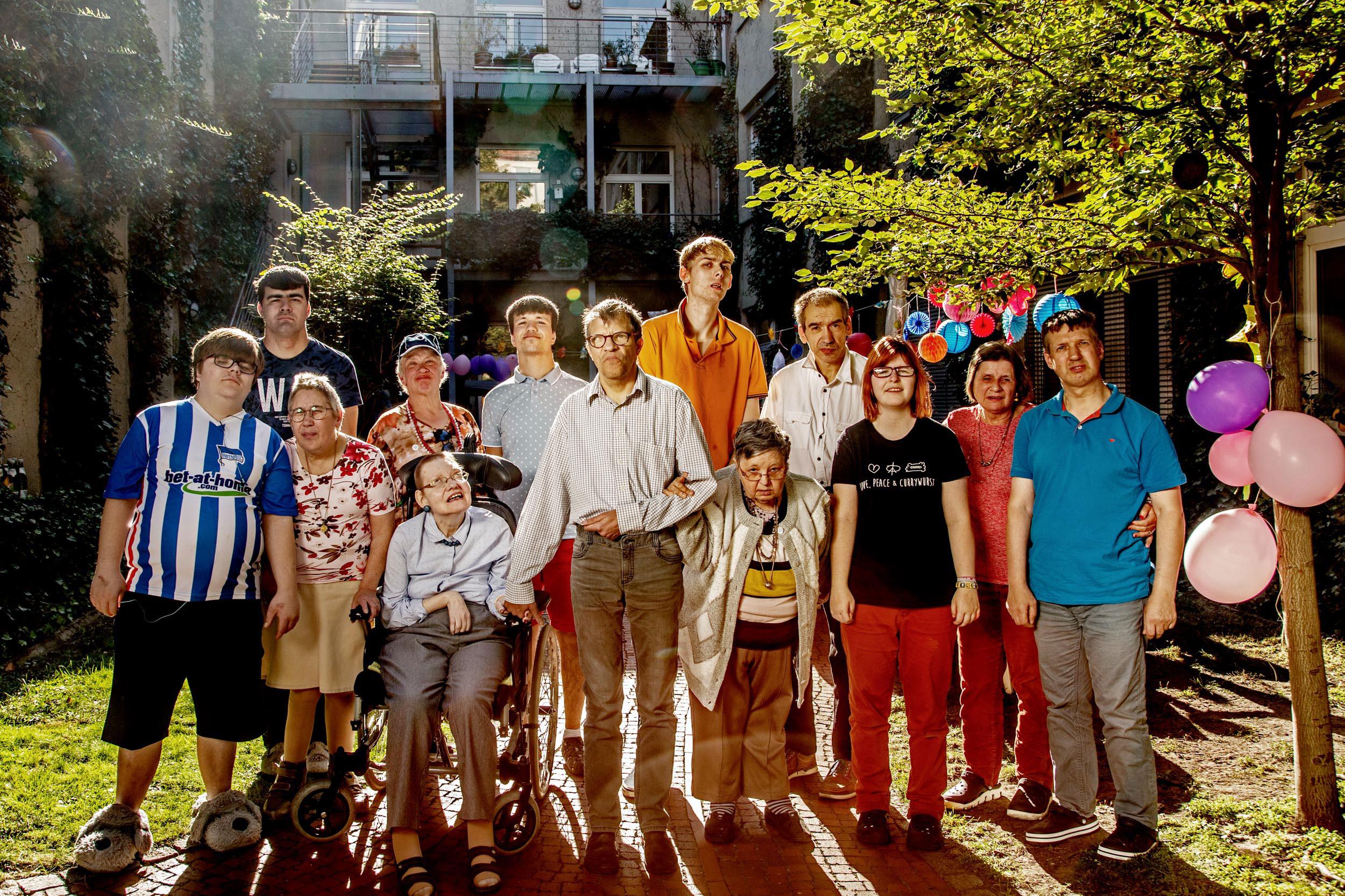 Gruppenfoto von allen Bewohnern des Gemeinschaftswohnens Weserstraße