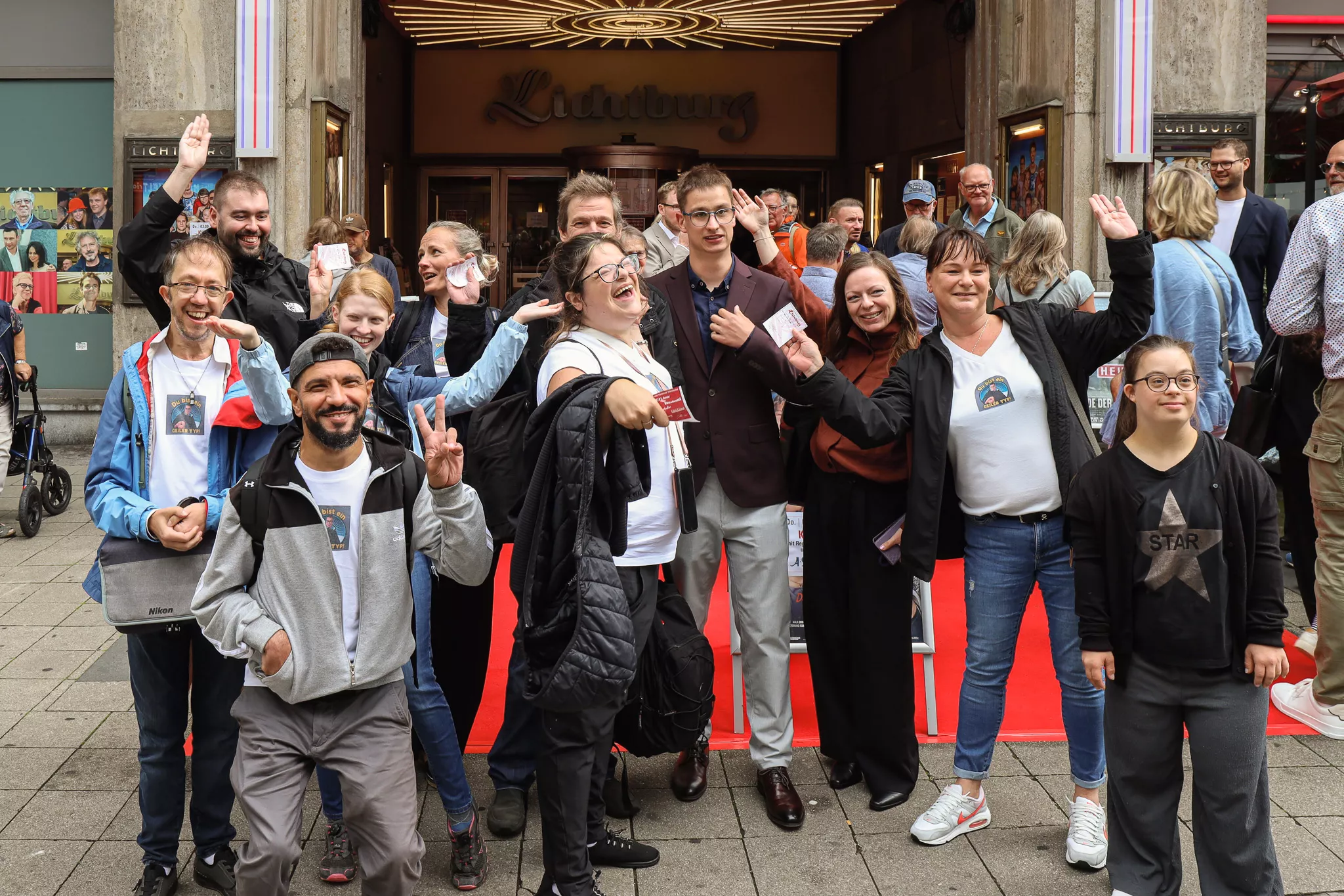 Ferdinand Kuner auf Kinotour mit seinen Kolleginnen und Kollegen von Mosaik - hier Gruppenfoto vorm Astra Theater in Essen