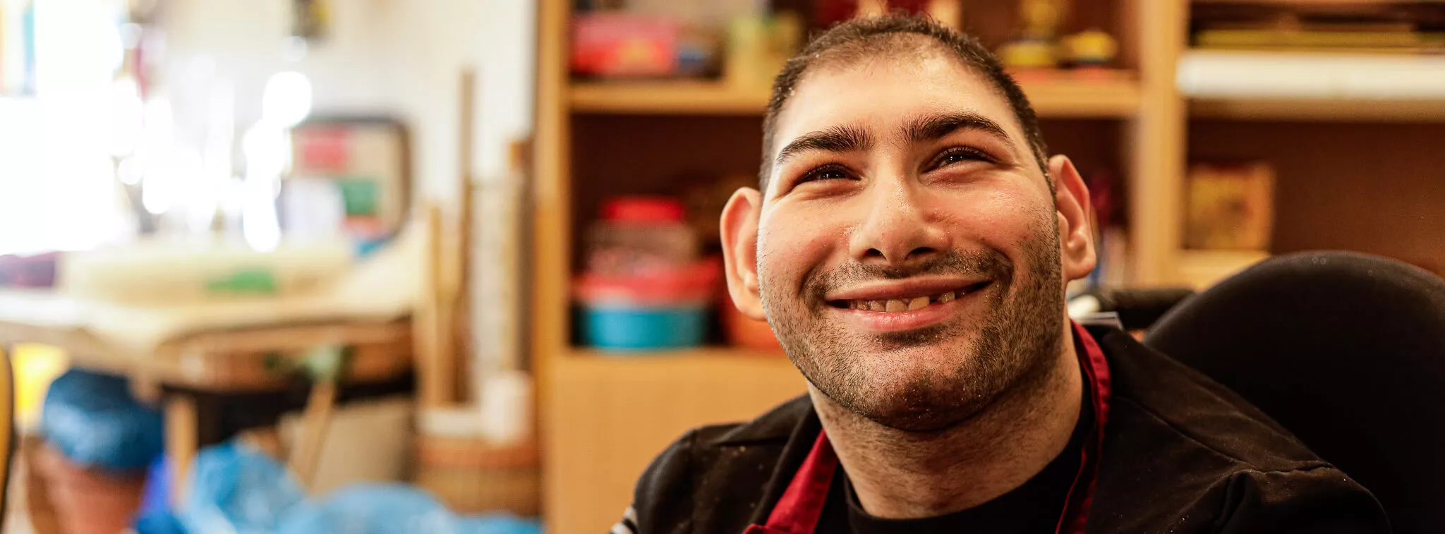 Lächelnder Teilnehmer im BFB Lichtfabrik von Mosaik