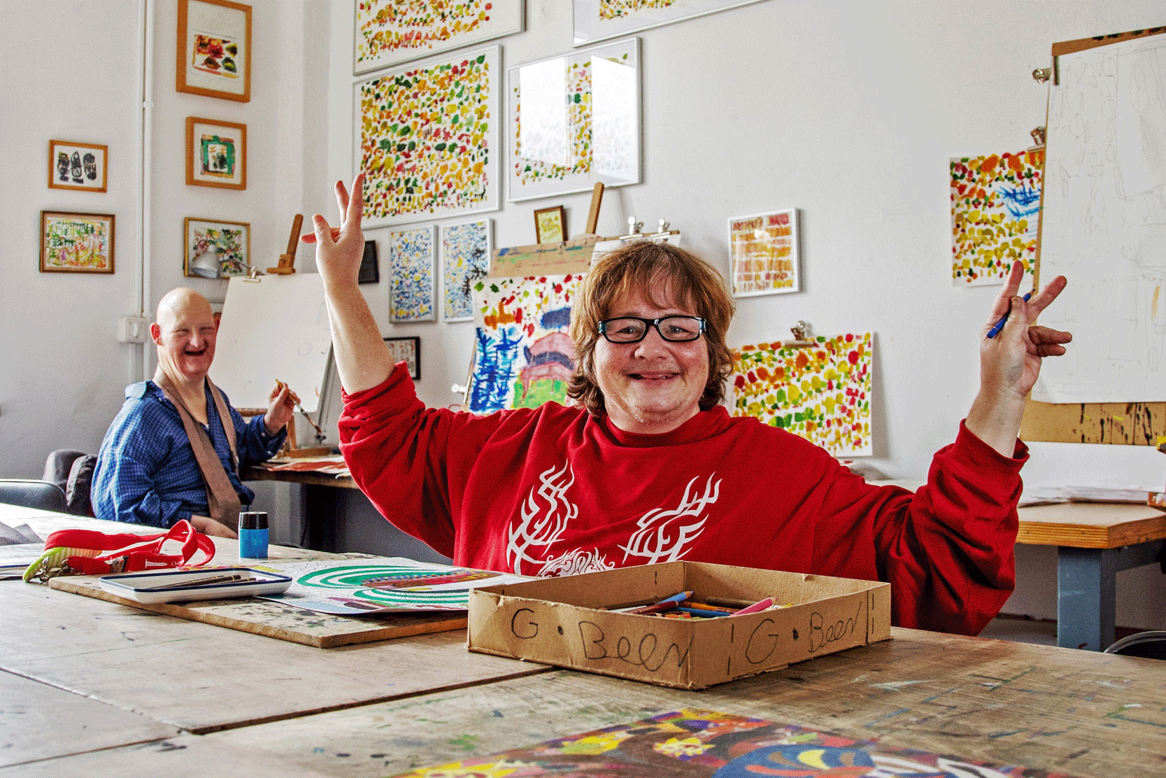 Zwei Künstler der Mosaik-Kunstwerkstatt bei der Arbeit