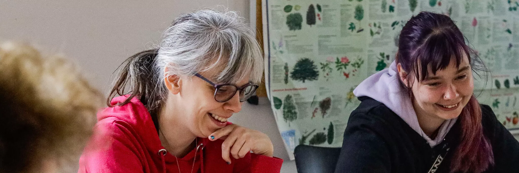 2 Werkstattbeschäftigte von Mosaik-Berlin bei der Prüfung eines Textes in Leichter Sprache