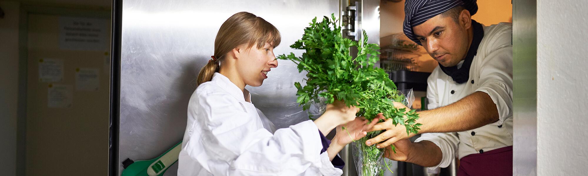 Mitarbeiter in der Küche im Restaurant Charlottchen