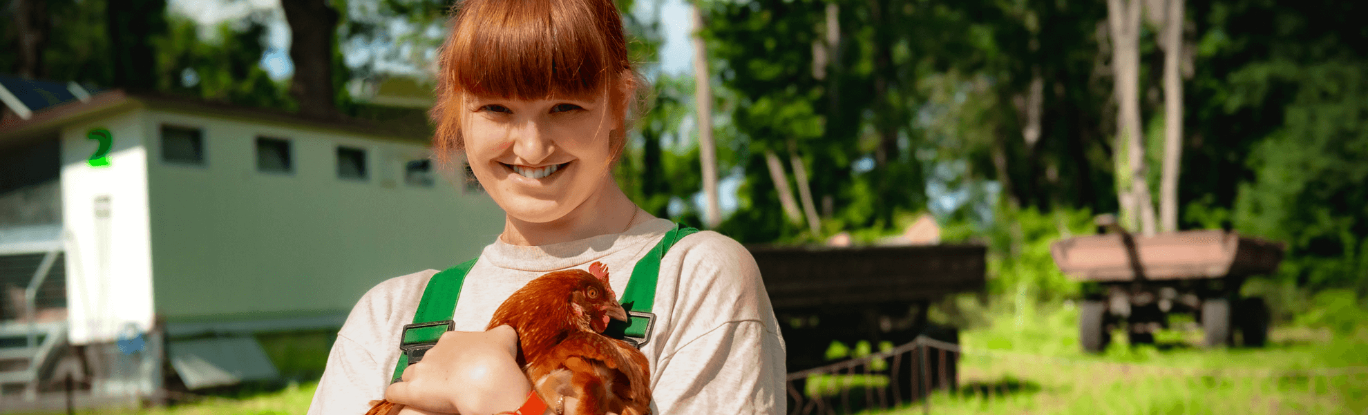 Beschäftigte mit Huhn auf dem Ökohof Kuhhorst