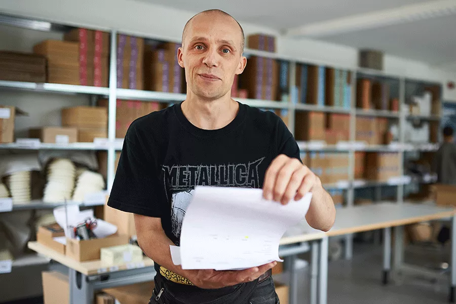 Mitarbeiter im Team Versand bei Mosaik