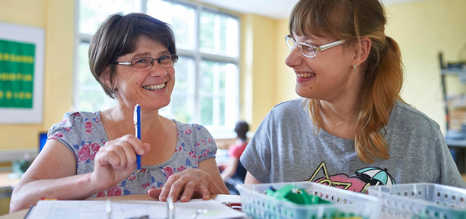 Zwei Frauen in einer Besprechung in der Betriebsstätte Reinickendorf