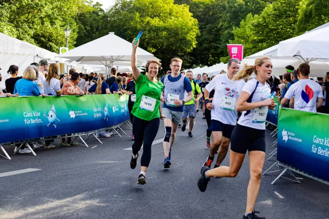 Mosaik-Läuferin auf der Strecke bei der 5x5 Teamstaffel