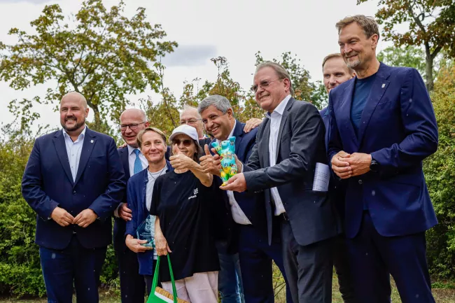 Ehrengäste - vom Regierenden Bürgermeister über Bezirksabgeordnete bis zu weiteren Vertretern des Abgeordnetenhauses - feiern mit Mosaik 40 Jahre am Askanierring und den Kauf des Standorts