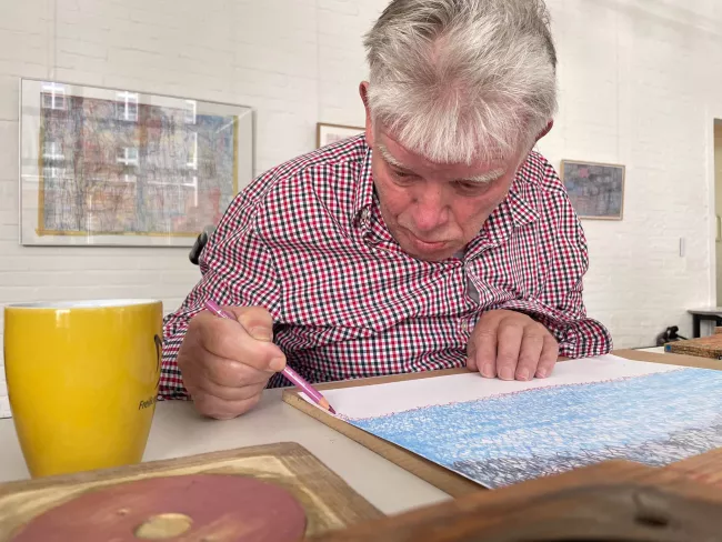 Künstler Adolf Beutler bei der Arbeit