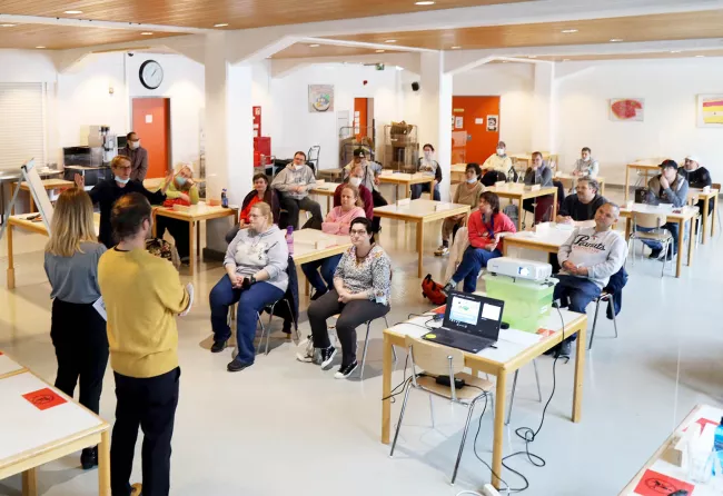 Die Ernährungsexpten von der Lebenshilfe, Rena und Marcel, sind unsere Gäste in der Betriebsstätte Spandau. Von ihnen lernen unsere Beschäftigte aus der Werkstatt viel über gesunde Ernährung.
