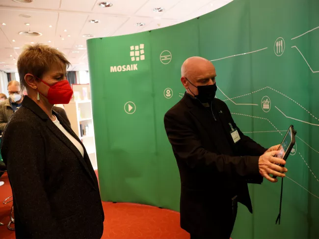 Sozialsenatorin Elke Breitenbach am Stand von Mosaik