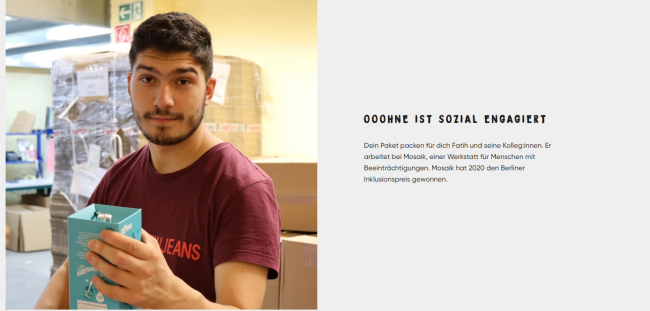 Unser Mitarbeiter Fatih beim Verpacken von ooohne-Handspülmittel.