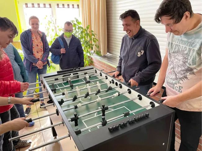 Einweihung des gespendeten Kickers in Kuhhorst