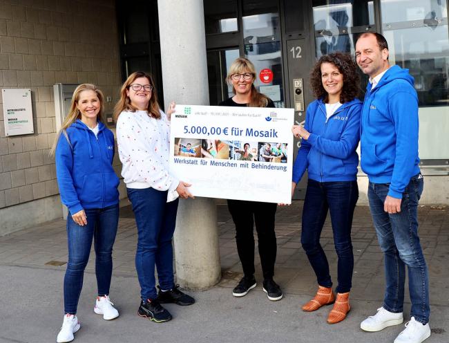 Mitarbeitende vom UKB übergeben an Mosaik eine Spende in Höhe von 5.000 Euro.