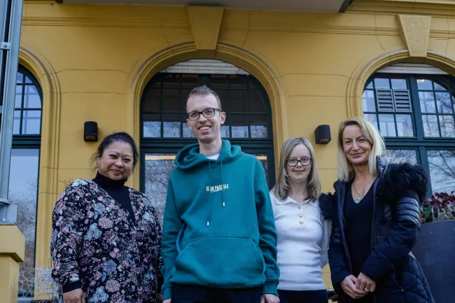 Die Gastroleiterinnen und die beiden Austausch-Azubis