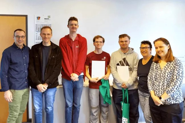 Gruppenfoto unserer Auszubildenden 2025 nach erfolgreichem Abschluss mit Geschäftsführung, Bereichsleitung und Azubi-Coach