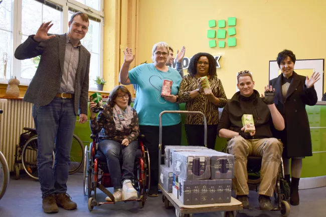 Freude in Reinickendorf über Berliner Kaffeewette: Bezirksbürgermeisterin Emine Demirbüken-Wegner übergibt 100 Päckchen Kaffee an Mosaik-Berlin