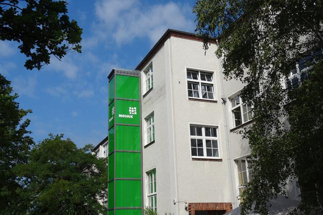Grüner Fahrstuhl am Gebäude der Betriebsstätte Reinickendorf