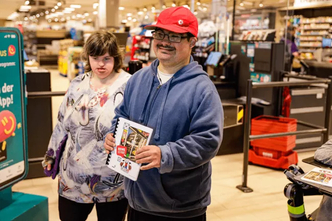 Teilnehmende des BFB Werbellinstraße mit der Mosaik-EinkaufsHilfe im Rewe-Markt