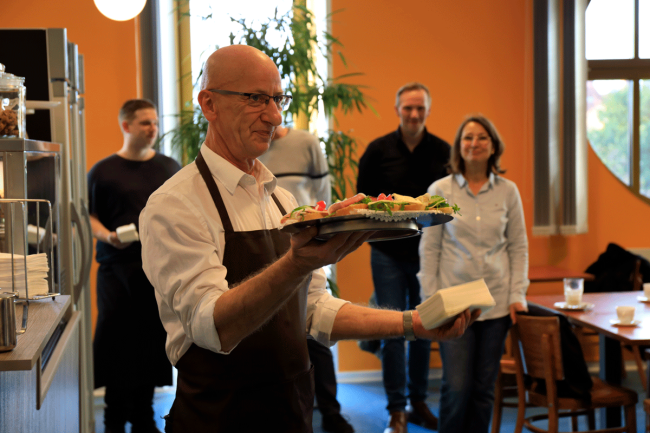 Eröffnung des Bibliothekscafés Inge Anfang November 2023, Mitarbeiter Holger Kruse begrüßt die Gäste