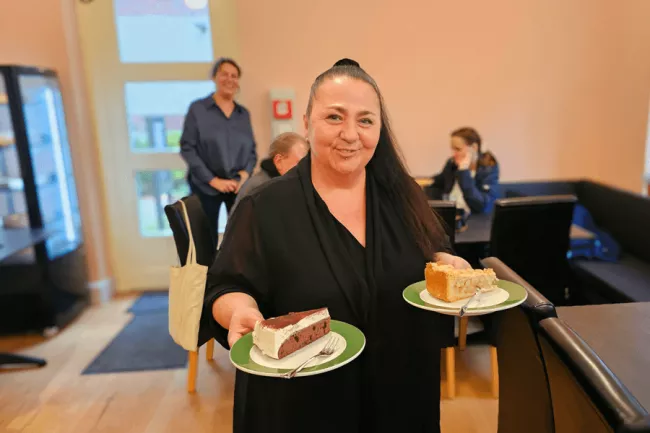 Im Café Schoeler Schlösschen gibt es ab sofort selbst gebackenen Kuchen von Caféleiterin Manuela Bossenberger