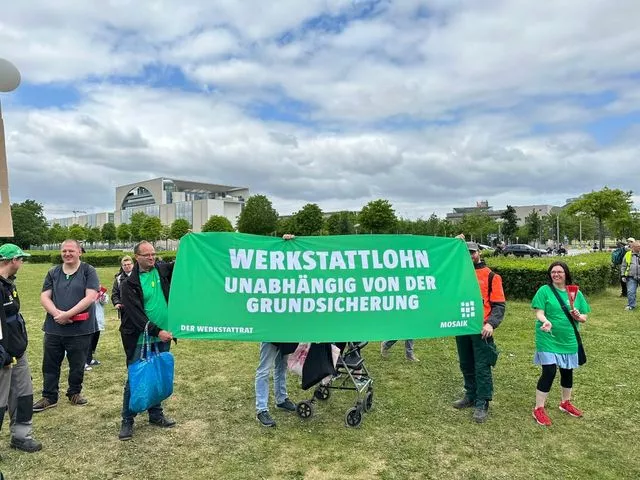Mosaik demonstriert vor dem Bundestag