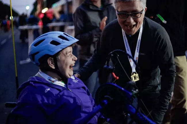 Mosaik beim Berliner Firmenlauf 2025 mit Handbikerin Carola Falkowski und Motopädin Angelika Schmiemann
