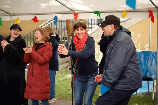 Unsere Trommelgruppe begeistert die Gäste des Frühlingsfestes in der Spandauer Götelstraße
