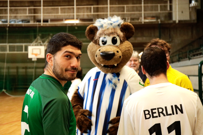 Fußballfreundschaftsturnier in der Sömmeringhalle mit Maskottchen Herthinho