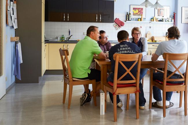 Große WG-Besprechung in der Küche