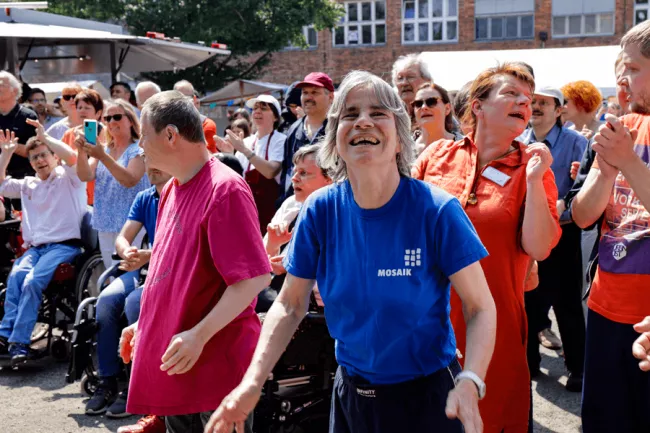 Super Stimmung - Beim Gemeinschaftsfest im Askanierring wurde lautstark mitgesungen und mitgetanzt