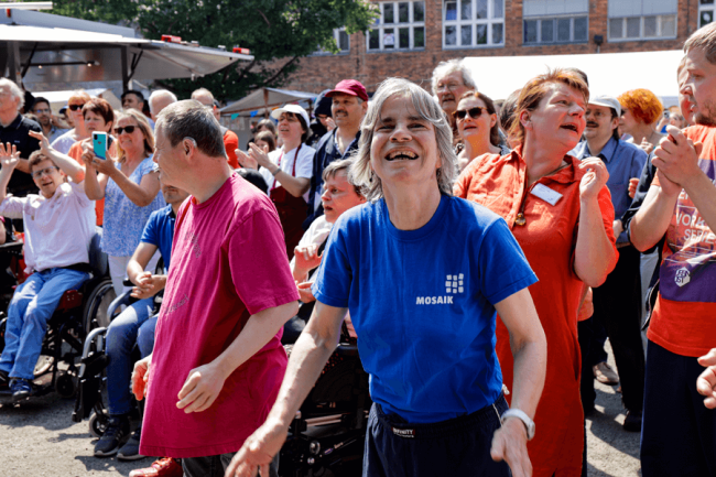 Super Stimmung - Beim Gemeinschaftsfest im Askanierring wurde lautstark mitgesungen und mitgetanzt