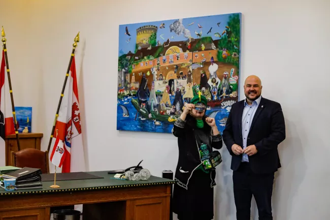 Künstlerin Suzy van Zehlendorf mit Spandaus Bürgermeister Frank Bewig vor dem Gemälde "Spandauer Allerlei"
