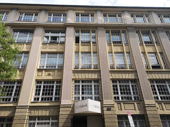 Fassade Lichtfabrik Eingang Kohlfurter Straße
