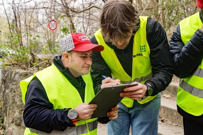 BFB-Teilnehmer beim Ausfüllen des Protokolls im Rahmen des Amphibienschutz-Projekts der Mosaik-Kiezhilfe in Grunewald