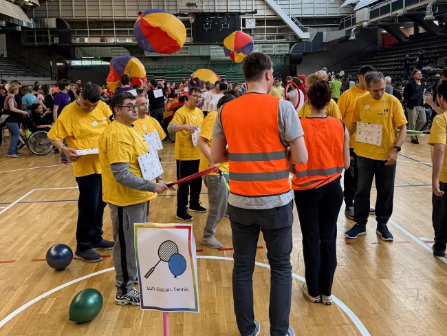 Teilnehmende an der Station "Luftballon-Tennis" beim 14. Mosaik-Sportfest 2026